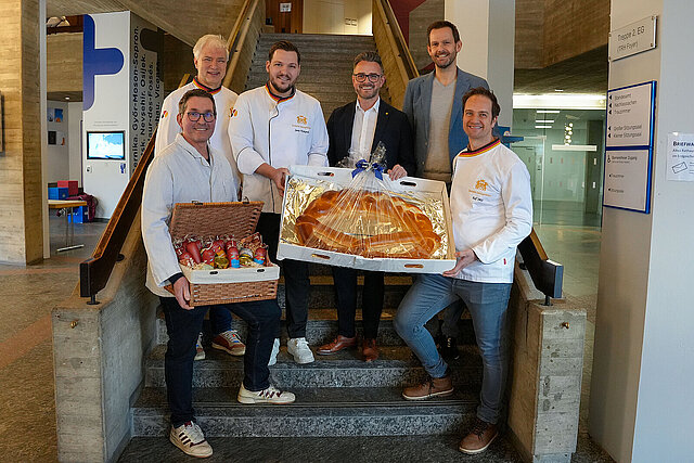 Gruppenbild bei Übergabe der diesjährigen Neujahrsgaben auf Eingangstreppe des neuen Rathauses