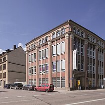 Farbfotografie: Außenaufnahme der ehemaligen Schmuckfabrik Kordes & Lichtenfels. - copyright:Günter Beck