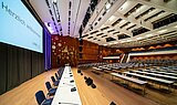 Ansicht: Großer Saal im CongressCentrum Pforzheim bei einer Tagung mit Bühne, Leinwand und parlamentarischer Bestuhlung