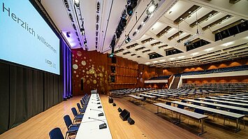 Grosser Saal im CCP mit parlamentarischer Bestuhlung, Videoprojektion und Sprecheranlage