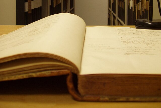 Das Bild zeigt ein aufgeschlagenes Buch.