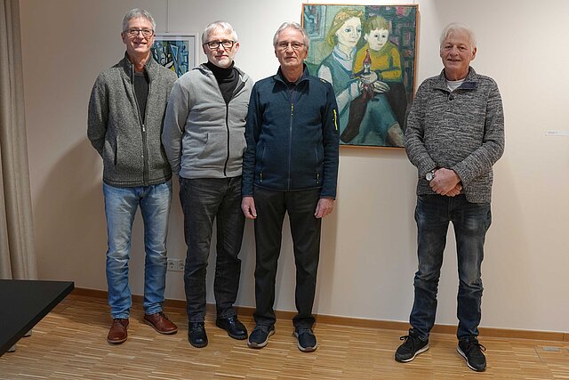 Vier Männer stehen neben einem Ölgemälde