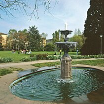 Farbfoto: Der Brunnen im Benckiserpark im Sommer.  - copyright:Günter Beck