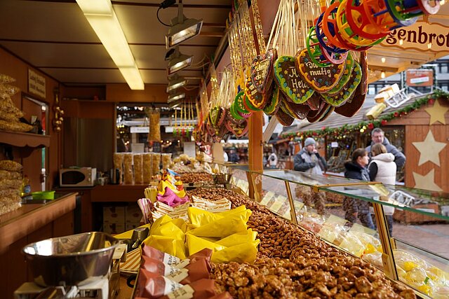 Foto: Weihnachtsmarktstand mit Süßigkeiten - copyright:Stadt Pforzheim