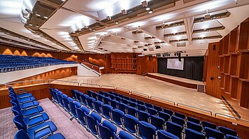 Location Grosser Saal im CCP leer mit Bühne, Leinwand und Beleuchtung