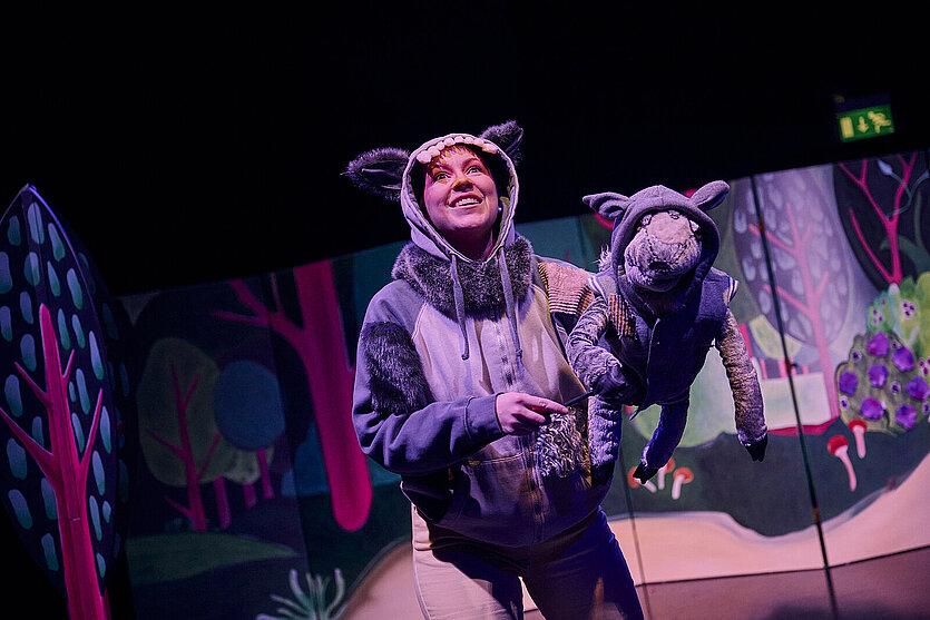 zeigt eine Szene aus "Der Wolfspelz" - copyright: Theater Pforzheim - Ersteller: MARTIN SIGMUND