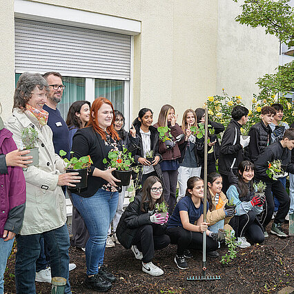 Gruppenbild mit Schülern auf der zu bepflanzenden Fläche - copyright:Stadt Pforzheim