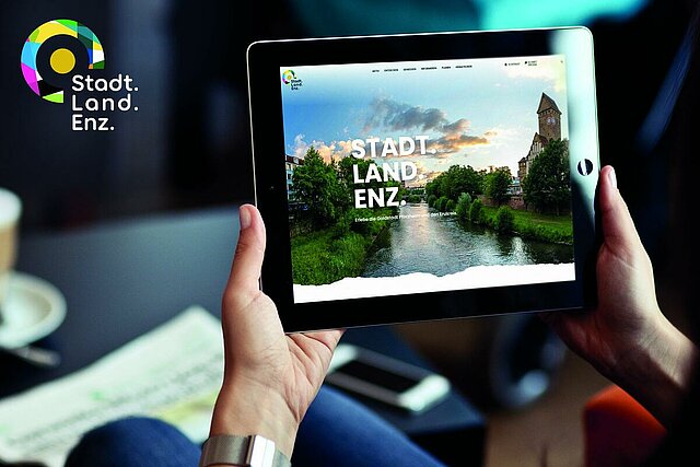 Foto: Mann mit Tablet, Screen: Startseite von "Stadt. Land. Enz."