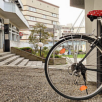 Foto: Ein Fahrrad im Fokus, im Hintergrund das Neue Rathaus in Pforzheim