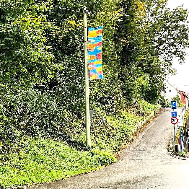 Foto: Aufgehängte Fahne von Sibylle Burrer in Dillweißenstein - copyright:Stadt Pforzheim | Dillweißenstein