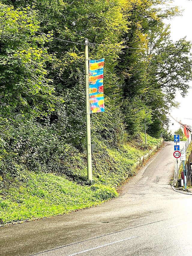 Foto: Aufgehängte Fahne von Sibylle Burrer in Dillweißenstein