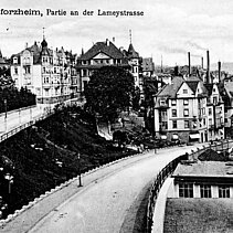 Schwarz-Weiß-Aufnahme von 1914: Blick auf Pforzheim vom Rodviertel aus. Das Bild zeigt auch die Hangtreppe zwischen Oberer Rodstraße und Lameystraße. - copyright:Stadtarchiv Pforzheim – Institut für Stadtgschichte, S1-8-ObereRodstraße-R-5