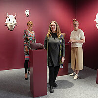 Kulturamtsleiterin Angelika Drescher, Künstlerin Sonja Keppler und Kuratorin Regina M. Fischer vor Skulpturen und Masken