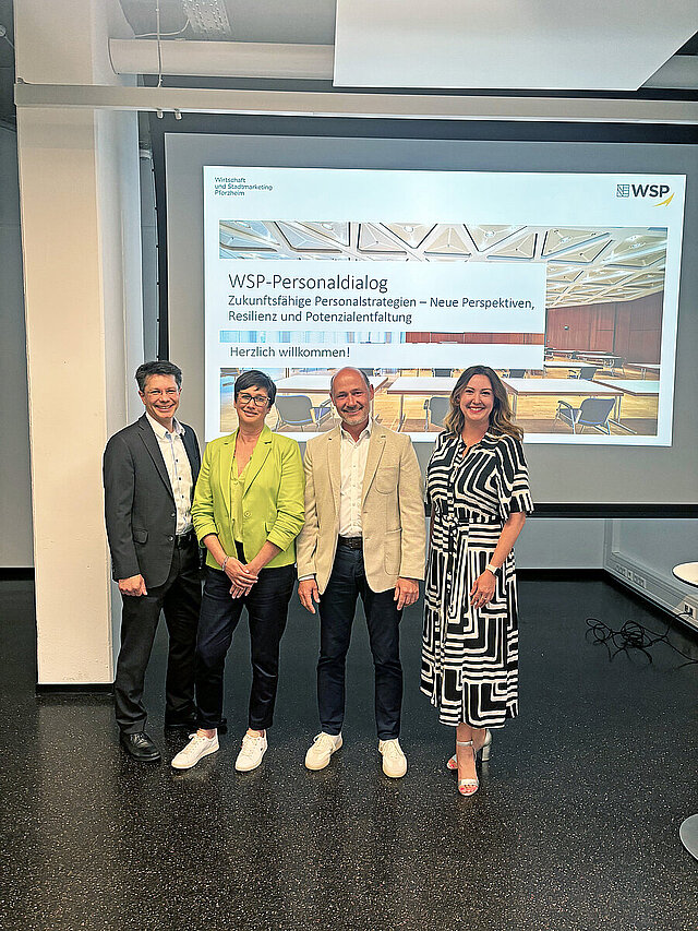 Markus Epple, Ines Wolf-Vetter, Torsten Kehne und Tina Bögel vor einer Power-Point Präsentation