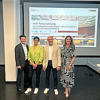 Markus Epple, Ines Wolf-Vetter, Torsten Kehne und Tina Bögel vor einer Power-Point Präsentation