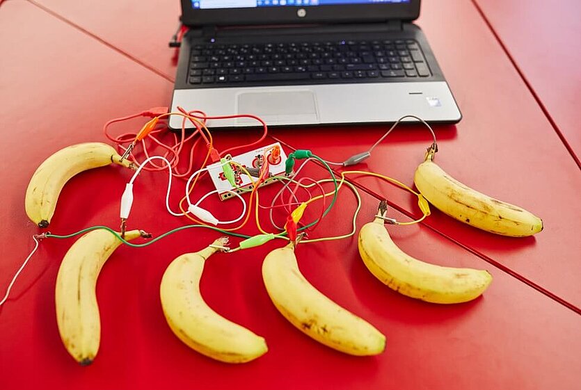 Bananen liegen vor einem Tablet und sind an diesem mit Kabeln verbunden - copyright: Stadtbibliothek Pforzheim - Ersteller: Stadtbibliothek Pforzheim