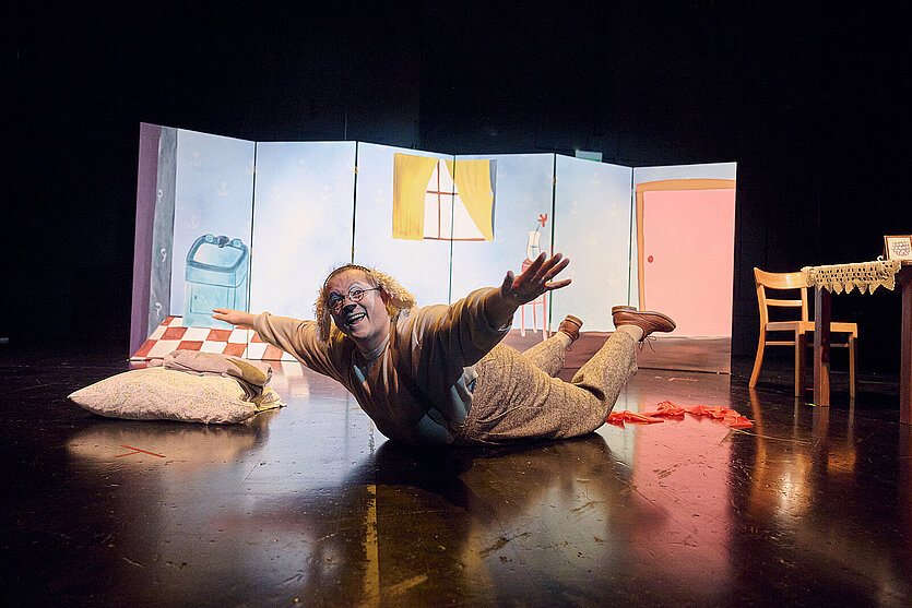 zeigt eine Szene aus "Der Wolfspelz" - copyright: Theater Pforzheim - Ersteller: MARTIN SIGMUND