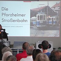 Der Nahverkehrshistoriker Kurt Schwab bei der gut besuchten Präsentation im Stadtarchiv (Foto: Stadt Pforzheim, Schmidt)