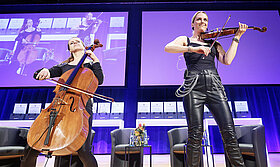 Zwei Musikerinnen mit Geige und Cello auf der Bühne im CongressCentrum Pforzheim bei der Meisterfeier der Handwerkskammer Karlsruhe im November 2022