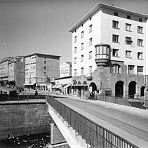 Schwarz-Weiß-Aufnahme von 1954: Die Roßbrücke kurz nach ihrer Fertigstellung. Hinten rechts: Der alte Arkadengang des Hauses Kiedaisch als Bestandteil des Neubaus. - copyright:Stadtarchiv Pforzheim – Institut für Stadtgeschichte, S1-6-24-G-2