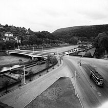 Black and white photo: The Kallhardt Bridge in 1935, with the tram running there in the picture. - copyright:Stadtarchiv Pforzheim – Institut für Stadtgeschichte, S1-3-12-R-17