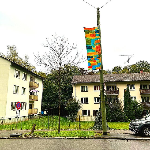 Foto: Aufgehängte Fahne von Sibylle Burrer in Dillweißenstein - copyright:Stadt Pforzheim | Planungsamt