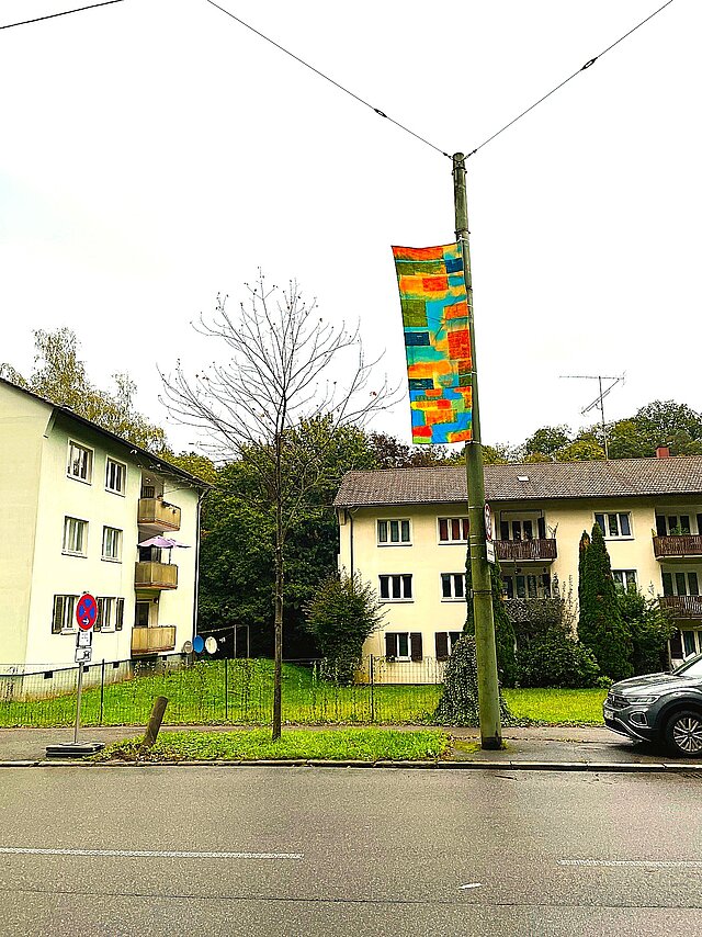 Foto: Aufgehängte Fahne von Sibylle Burrer in Dillweißenstein - copyright:Stadt Pforzheim | Planungsamt