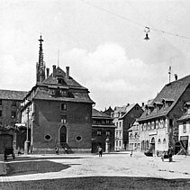 Schwarz-Weiß-Aufnahme: Der Waisenhausplatz im Jahr 1920.  - copyright:Stadtarchiv Pforzheim – Institut für Stadtgeschichte, S1-9-9-R-8