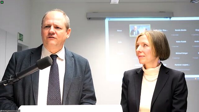 Dr. Christoph Mährlein und Dr. Lilli Weber bei der Diskussion nach dem Vortrag im Stadtarchiv (Foto: Stadtarchiv) 