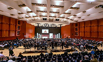 Blick zur Bühne über Kameras und Zuschauer hinweg im CongressCentrum Pforzheim CCP