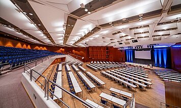 Ansicht des Großen Saals im CongressCentrum Pforzheim CCP mit parlamentarischer Bestuhlung für 600 Teilnehmer und Gäste