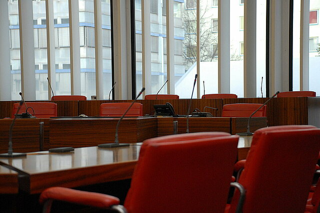 Bild: Ratssaal Pforzheim (Stuhlreihen und Bürgermeisterbank)