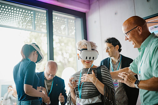 Besucherinnen und Besucher haben VR-Brillen auf - copyright:Stadt Pforzheim
