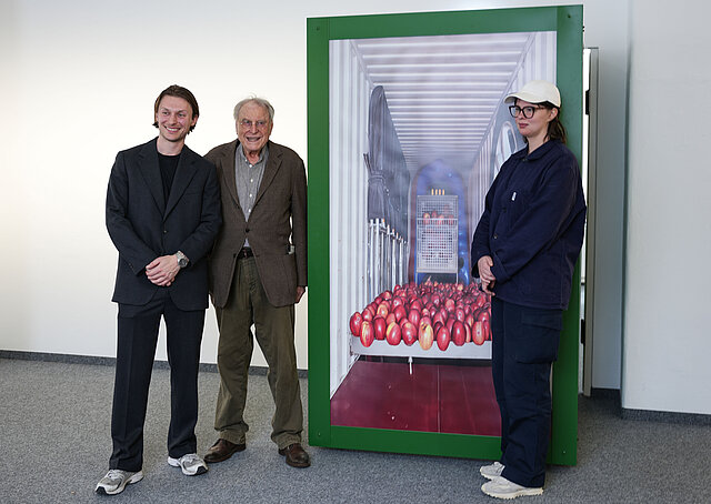 Die Preisträgerin des Design-Stipendiums Sascia Reibel und der Preisträger Mathias Lempart freuen sich gemeinsam mit Peter Jacobi (Mitte) auf die Eröffnung der Ausstellung in der Pforzheim Galerie.