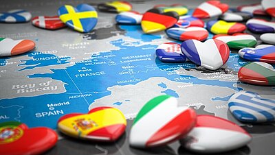 Symbolbild: Europakarte mit herzförmigen Buttons der EU-Länder