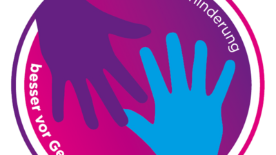 Es ist ein Kreis mit Farbverlauf von Rosa zu Lila zu sehen. Unten ist eine linke, geöffnete, hellblaue Hand im Kreis zu sehen. Oben ist eine linke, geöffnete, lila Hand im Kreis zu sehen. Die beiden Hände berühren sich in der Mitte am Daumen der blauen Hand und Mittelfinger der lila Hand. Am rechten, oberen Kreisrand steht: Frauen mit Behinderung. Am linken, unteren Kreisrand steht: besser vor Gewalt schützen.