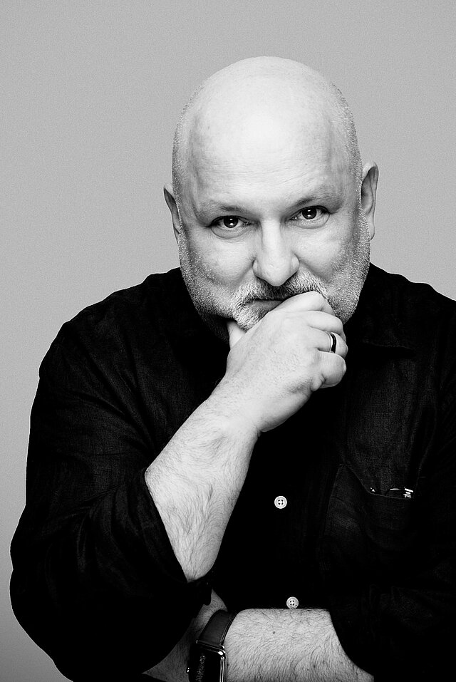 Schwarz-weiß-Foto: Portrait von Ali N. Askin