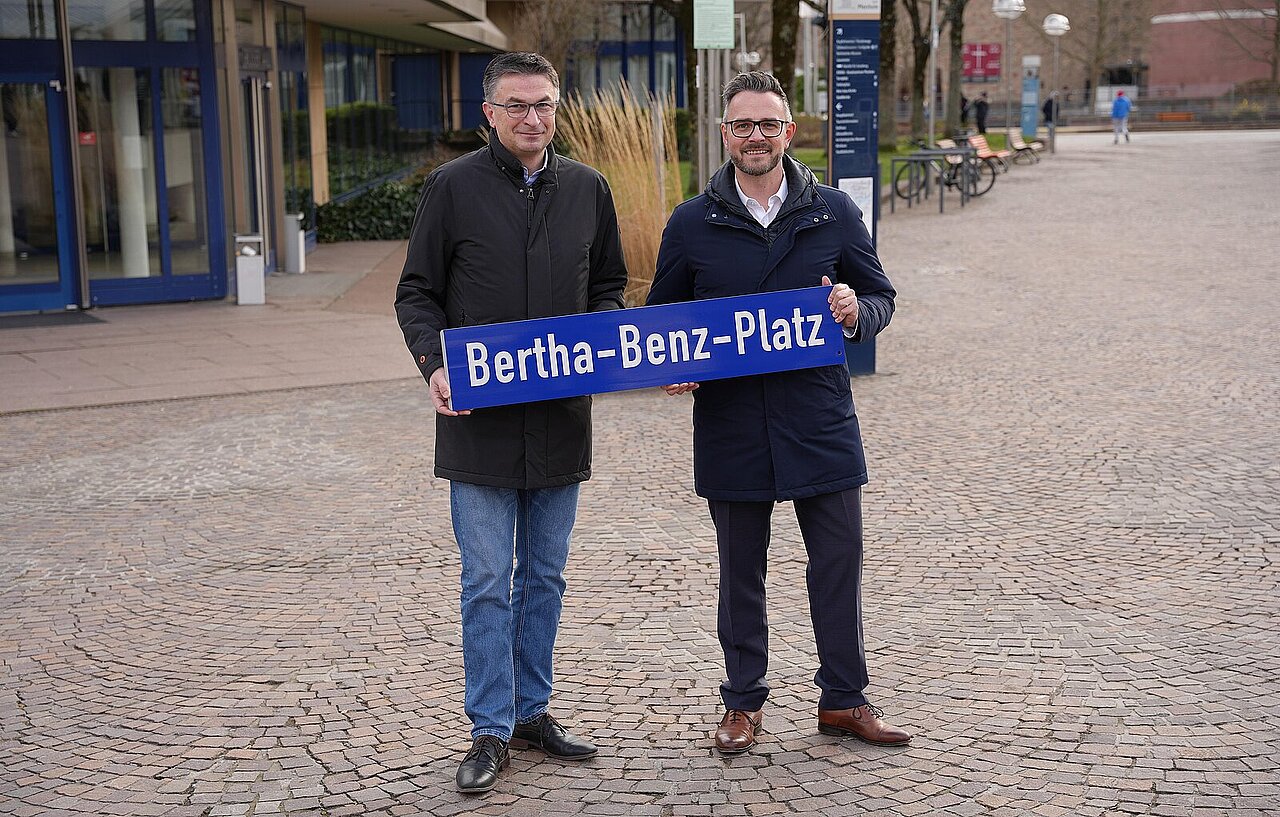 Oberbürgermeister Peter Boch (rechts) und WSP-Direktor Oliver Reitz empfehlen, den vorderen Waisenhausplatz in „Bertha-Benz-Platz“ umzubenennen. - copyright:Schweizer