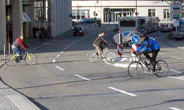 Radfahrer an Querung