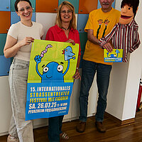 Stellten das Programm des Internationalen Straßentheaterfestivals mit Figuren vor (von links): Ramona Wolf-Twele, Kulturamt, Angelika Drescher, Kulturamtsleiterin und Raphael Mürle vom „Figurentheater Mürle“.