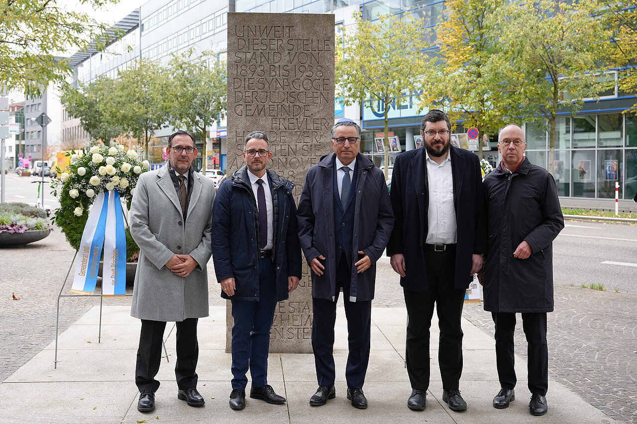 Gruppenbild Bürgermeister und Vorstände der jüdischen Gemeinde nach Kranzniederlegung am Platz der Synagoge - copyright:Stadt Pforzheim