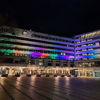 Auf dem Foto sieht man das Rathaus Pforzheim. Das Rathaus ist bunt in den Farben Lila, blau, grün, rot, orange beleuchtet. Das Foto wurde im Dunkeln und auf dem Marktplatz aufgenommen. - copyright:Stadt Pforzheim