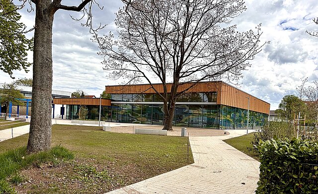 Farbfoto: neues Bad Huchenfeld Außenansicht