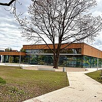 Farbfoto: neues Bad Huchenfeld Außenansicht