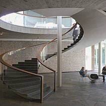 Farbfoto: Die Wendeltreppe in der Eingangshalle im Reuchlinhaus. - copyright:Stadt Pforzheim