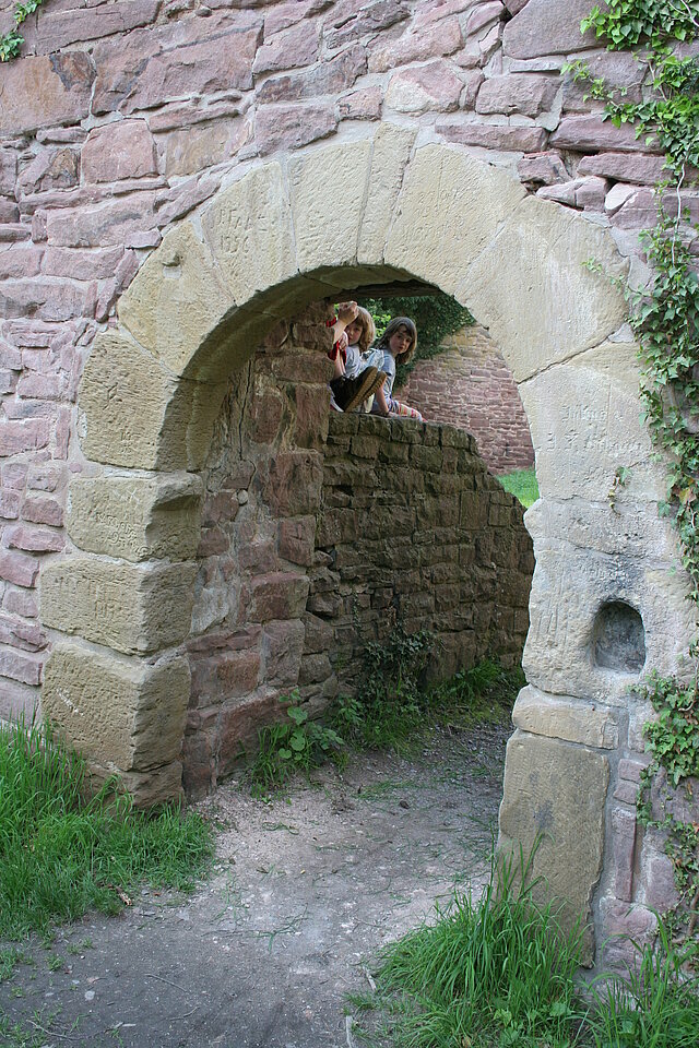 Liebeneck Bannwald hi05-2005 5 Bild: Eingang zur Burgruine Liebeneck ©Matthias Hilligardt - copyright:Hilligardt (AfU)