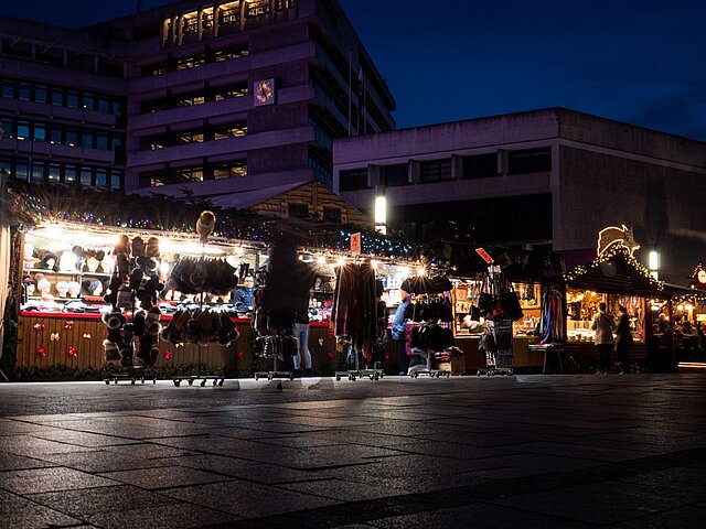 Foto: Stände auf dem Goldenen Weihnachtsmarkt - copyright:Daniela Samsony