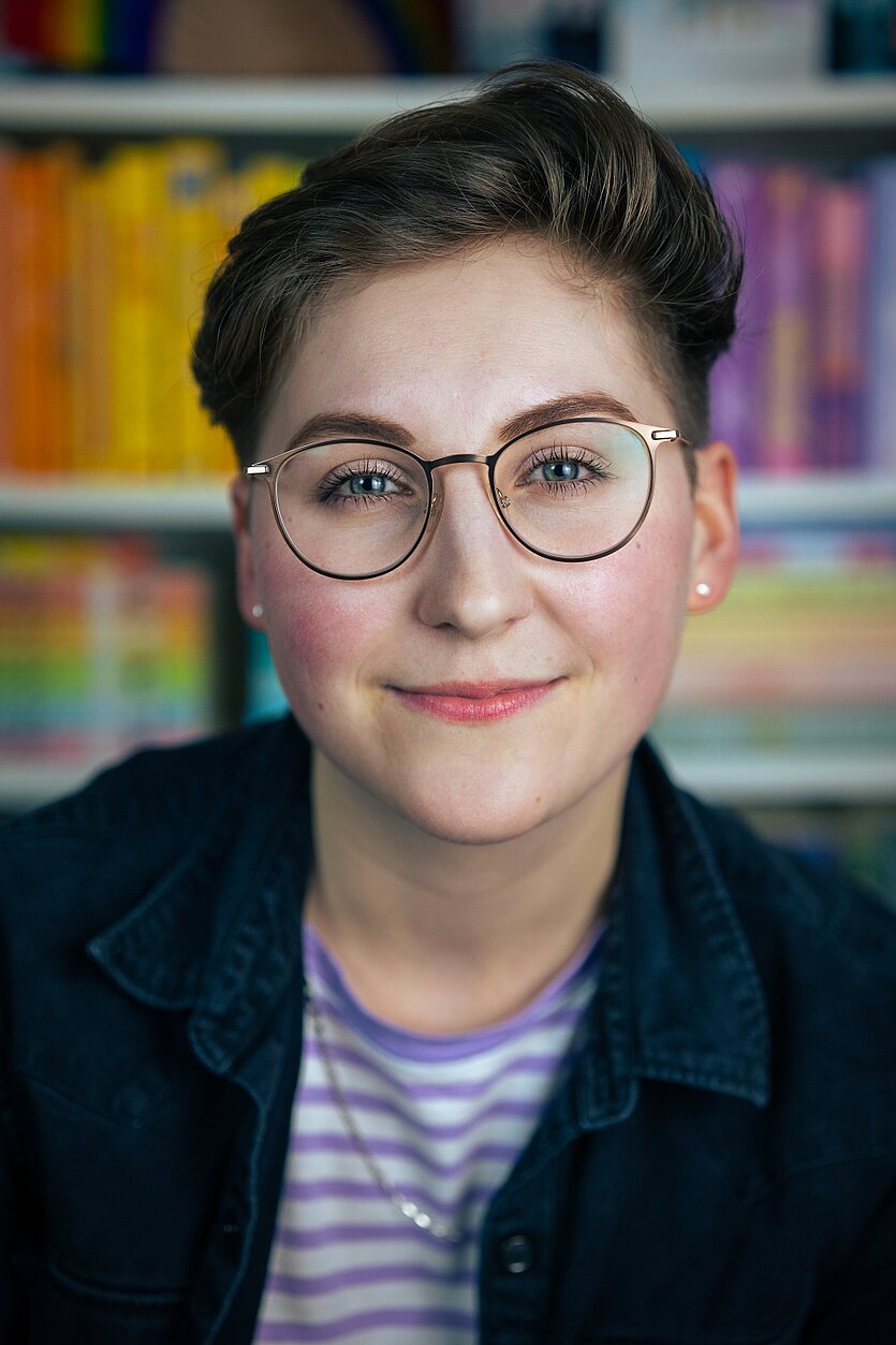 Fotografie einer Frau mit kurzen dunklen Haaren und einer Brille. - copyright: Johannes Tran - Ersteller: Johannes Tran