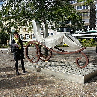 Stadtführerin vor Bertha-Benz-Denkmal