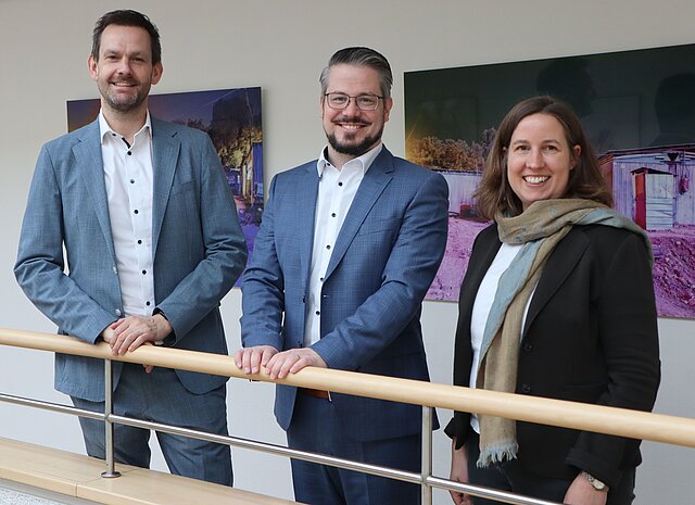 Gruppenbild Landrat Rosenau, neuer Leiter des Gesundheitsamtes Domenik Henk und Stellvertreterin Dr. Hilde Neidhardt bei der Einführung 